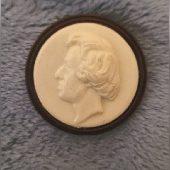 VIntage 1955 cameo of Fryderyk Chopin Society Badge - Picture 1 of 6